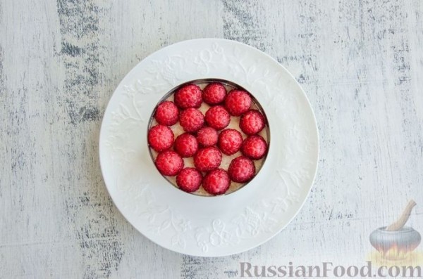 Десерт из творога, с малиной и печеньем