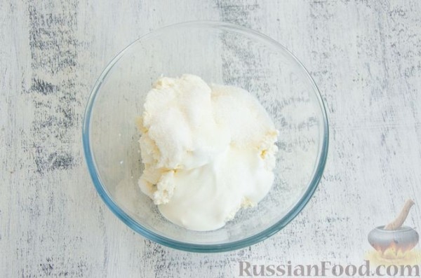 Десерт из творога, с малиной и печеньем