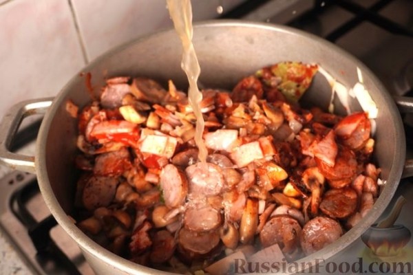 Бигос из молодой капусты с домашней колбасой и грибами