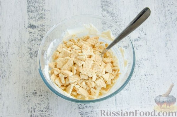 Десерт из творога, с малиной и печеньем