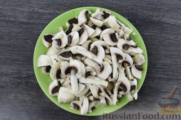 Лапша с грибами и кабачками в сливочном соусе
