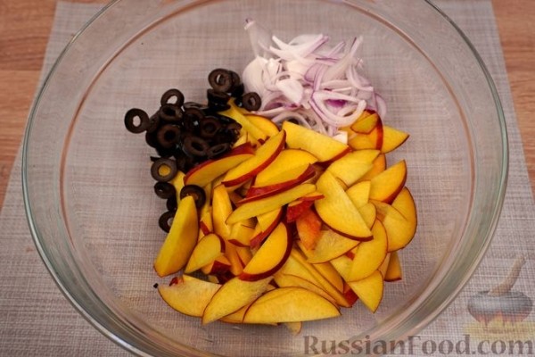 Греческий салат из персиков, феты и маслин