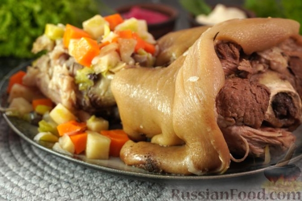 Варёная свиная рулька с овощами