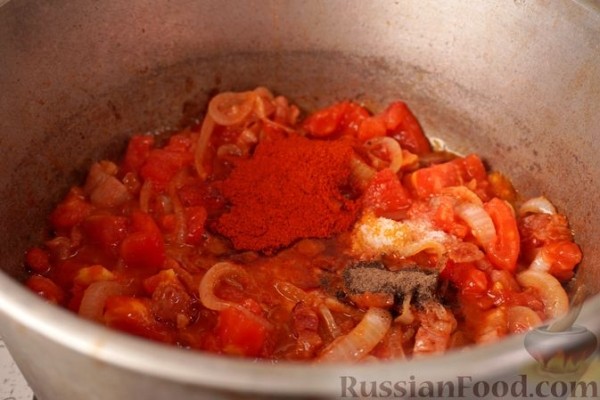 Лечо с колбасками и клёцками