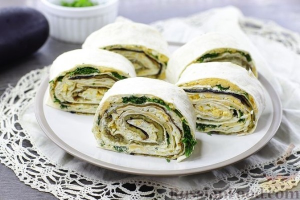Рулет из лаваша с баклажанами, творогом, яйцами и сыром