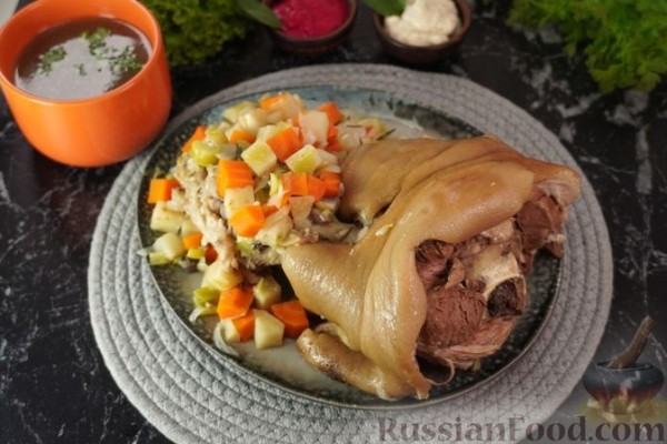 Варёная свиная рулька с овощами