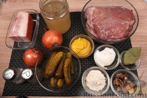 Польские зразы из говядины, с солёными огурцами, беконом и луком