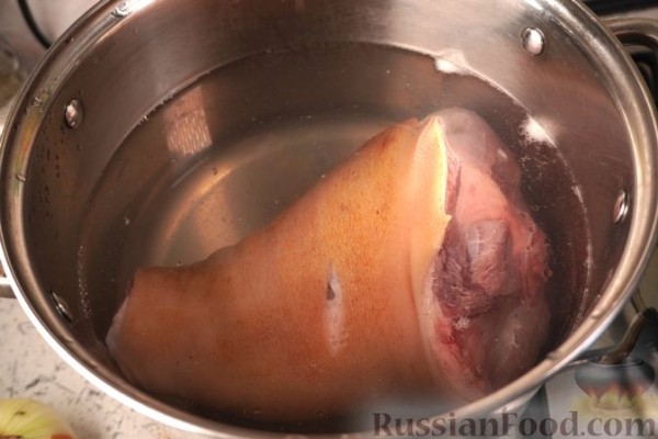 Варёная свиная рулька с овощами