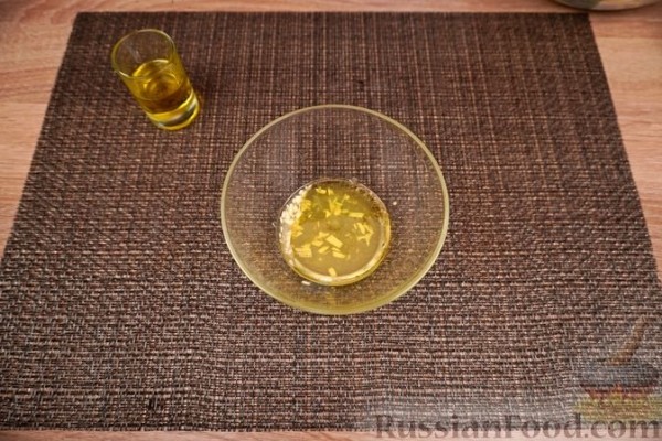 Салат из свежих кабачков, феты и орехов