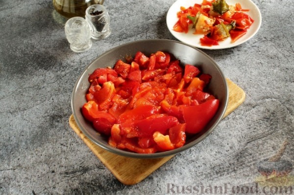 Тушеная курица с помидорами и сладким перцем