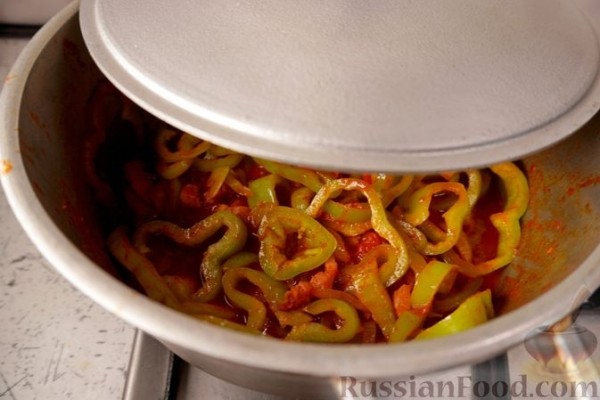 Лечо с колбасками и клёцками