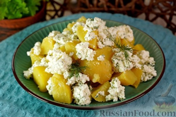 Отварной картофель с творогом и зеленью