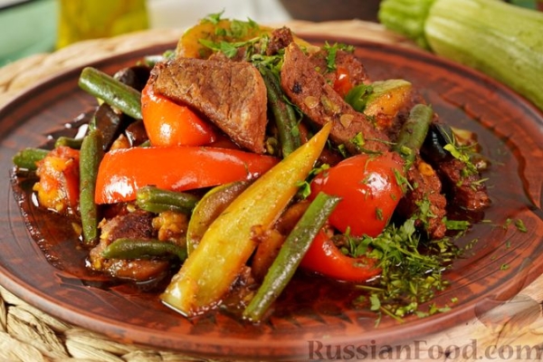Говядина, тушенная с овощами и стручковой фасолью