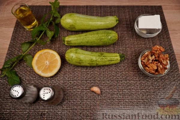 Салат из свежих кабачков, феты и орехов