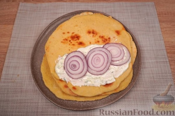 Гирос с белой рыбой и соусом дзадзики