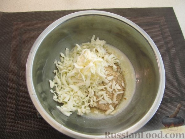 Кабачки, запечённые с сыром, сметаной и яйцами, под сухарной корочкой