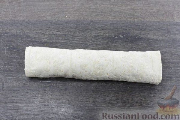 Рулет из лаваша с баклажанами, творогом, яйцами и сыром