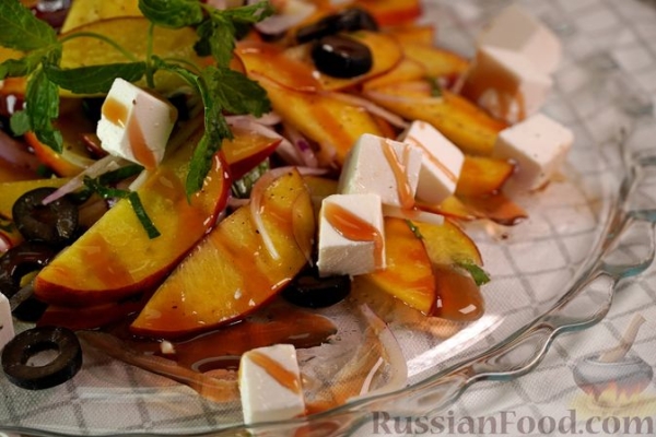Греческий салат из персиков, феты и маслин