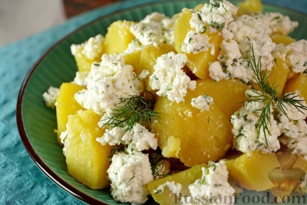 Отварной картофель с творогом и зеленью
