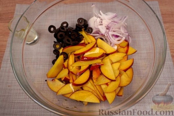 Греческий салат из персиков, феты и маслин