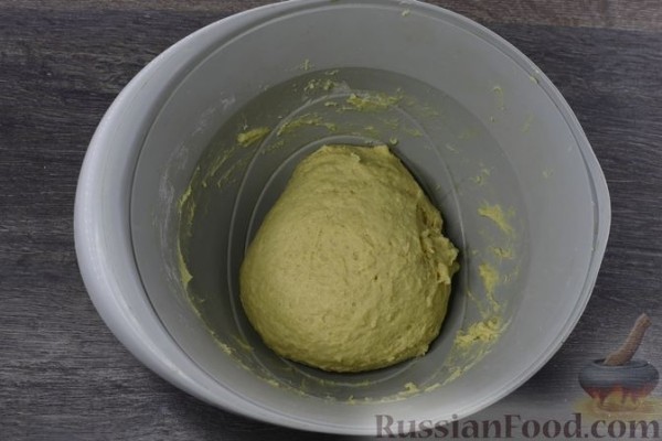 Сдобный рулет с орехово-медовой начинкой