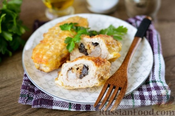 Свиные рулетики с черносливом и грецкими орехами