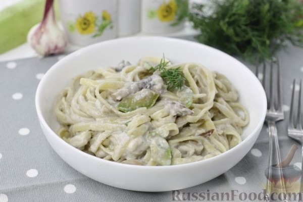 Лапша с грибами и кабачками в сливочном соусе