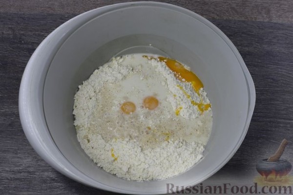 Сдобный рулет с орехово-медовой начинкой