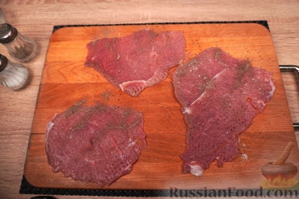 Польские зразы из говядины, с солёными огурцами, беконом и луком