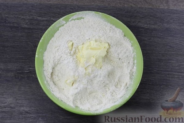 Сдобный рулет с орехово-медовой начинкой