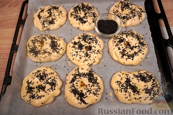 Солёные булочки с начинкой из обжаренной муки и пряностей Солёные булочки с начинкой из обжаренной муки и пряностей