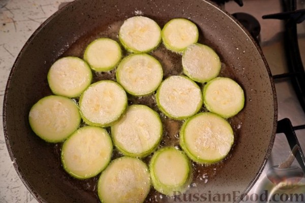 Молодой картофель, запечённый с кабачками и помидорами