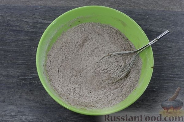 Шоколадный песочный пирог с творогом, черносливом и сгущёнкой