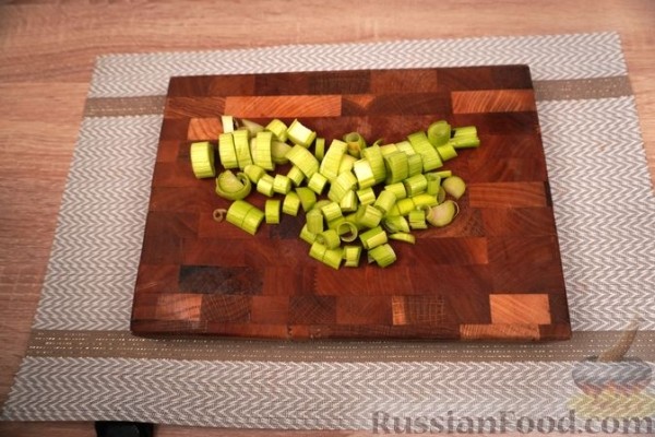 Варёная свиная рулька с овощами