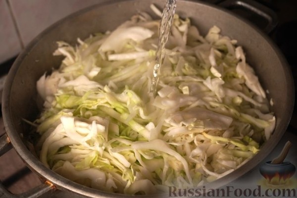 Бигос из молодой капусты с домашней колбасой и грибами