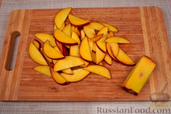 Греческий салат из персиков, феты и маслин