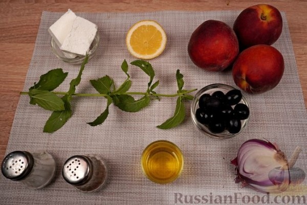 Греческий салат из персиков, феты и маслин