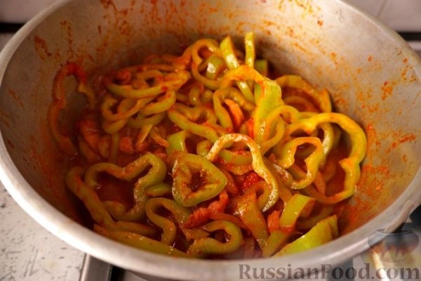 Лечо с колбасками и клёцками