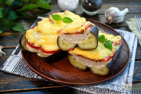 Баклажаны с куриным фаршем, помидорами и сыром (в микроволновке)