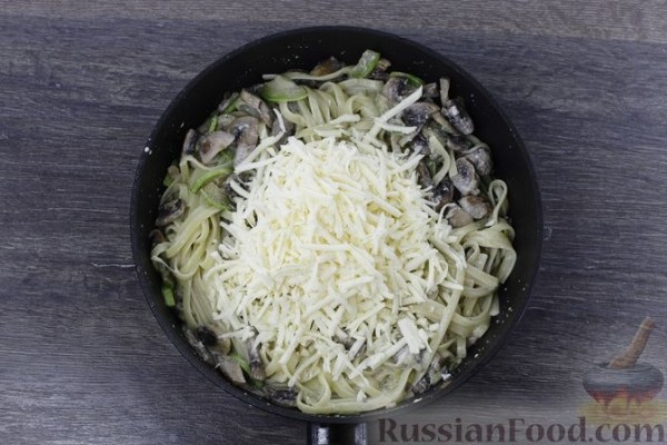 Лапша с грибами и кабачками в сливочном соусе