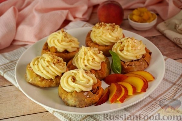 Сарагли с заварным кремом и персиками