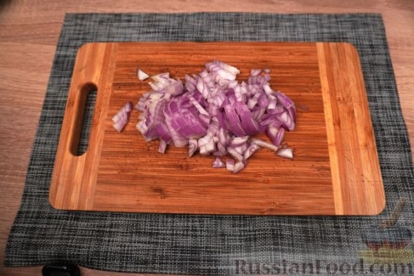 Стручковая фасоль с домашней колбасой в томатном соусе