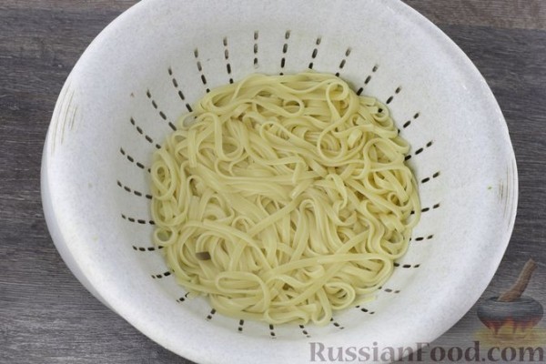 Лапша с грибами и кабачками в сливочном соусе