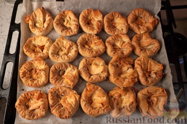 Сарагли с заварным кремом и персиками