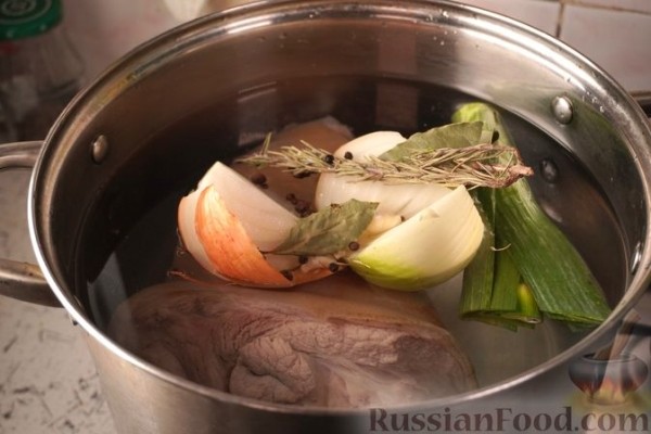 Варёная свиная рулька с овощами