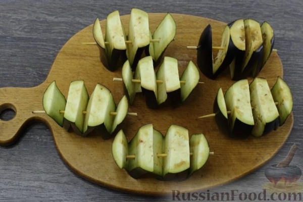 Баклажаны-гармошки с фаршем, тушенные в томатном соусе
