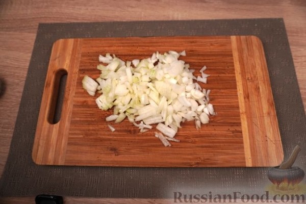 Бигос из молодой капусты с домашней колбасой и грибами