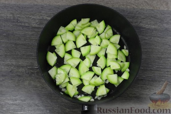 Лапша с грибами и кабачками в сливочном соусе