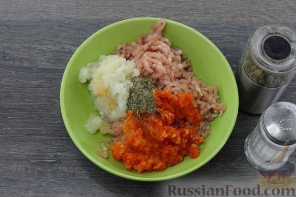 Баклажаны-гармошки с фаршем, тушенные в томатном соусе