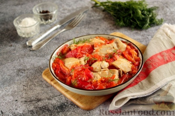 Тушеная курица с помидорами и сладким перцем